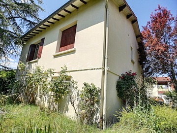 Maison des années 60 à rafraichir avec petit terrain de 400m², qui a su satisfaire une petite jeune pleine d'idées !