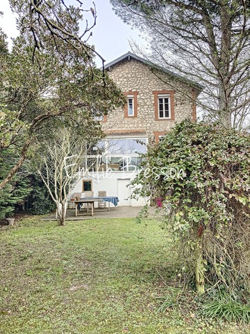 Très jolie maison des années 30 avec un très beau parc arboré. Elle se situe en ville !