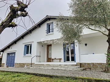 Maison des années 60 très bien rénovée avec terrain, proche du centre. Une vente éclair !  