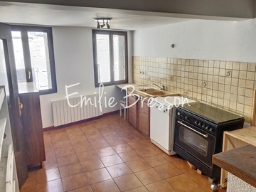  CASTELNAU DE MONTMIRAL Jolie maison de village de 90 m2, avec terrasse et garage!