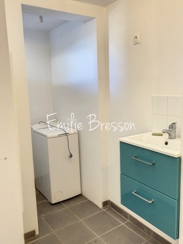  CASTELNAU DE MONTMIRAL Jolie maison de village de 90 m2, avec terrasse et garage!