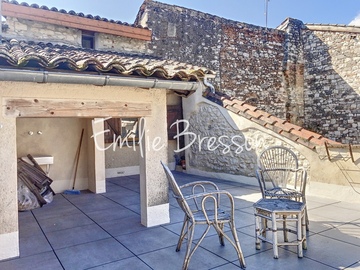  CASTELNAU DE MONTMIRAL Jolie maison de village de 90 m2, avec terrasse et garage!