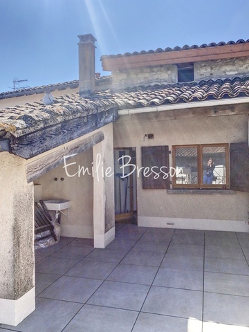  CASTELNAU DE MONTMIRAL Jolie maison de village de 90 m2, avec terrasse et garage!