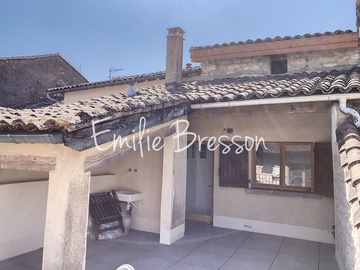  CASTELNAU DE MONTMIRAL Jolie maison de village de 90 m2, avec terrasse et garage!