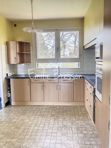 MAISON DE CENTRE VILLE SUR 2 NIVEAUX AVEC 1500M² DE TERRAIN