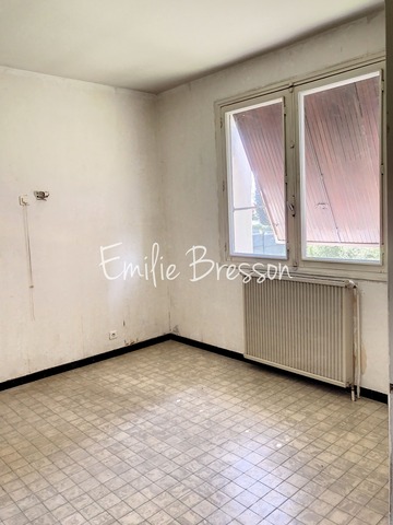 MAISON DE CENTRE VILLE SUR 2 NIVEAUX AVEC 1500M² DE TERRAIN