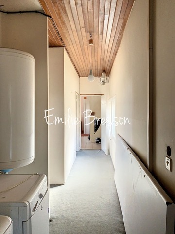MAISON ANNEE 70 TOIT PLAT AVEC JOLI TERRAIN