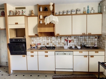 MAISON ANNEES 60 A RAFRAICHIRE AVEC 4 CHAMBRES ET UNE PARCELLE DE 320M²